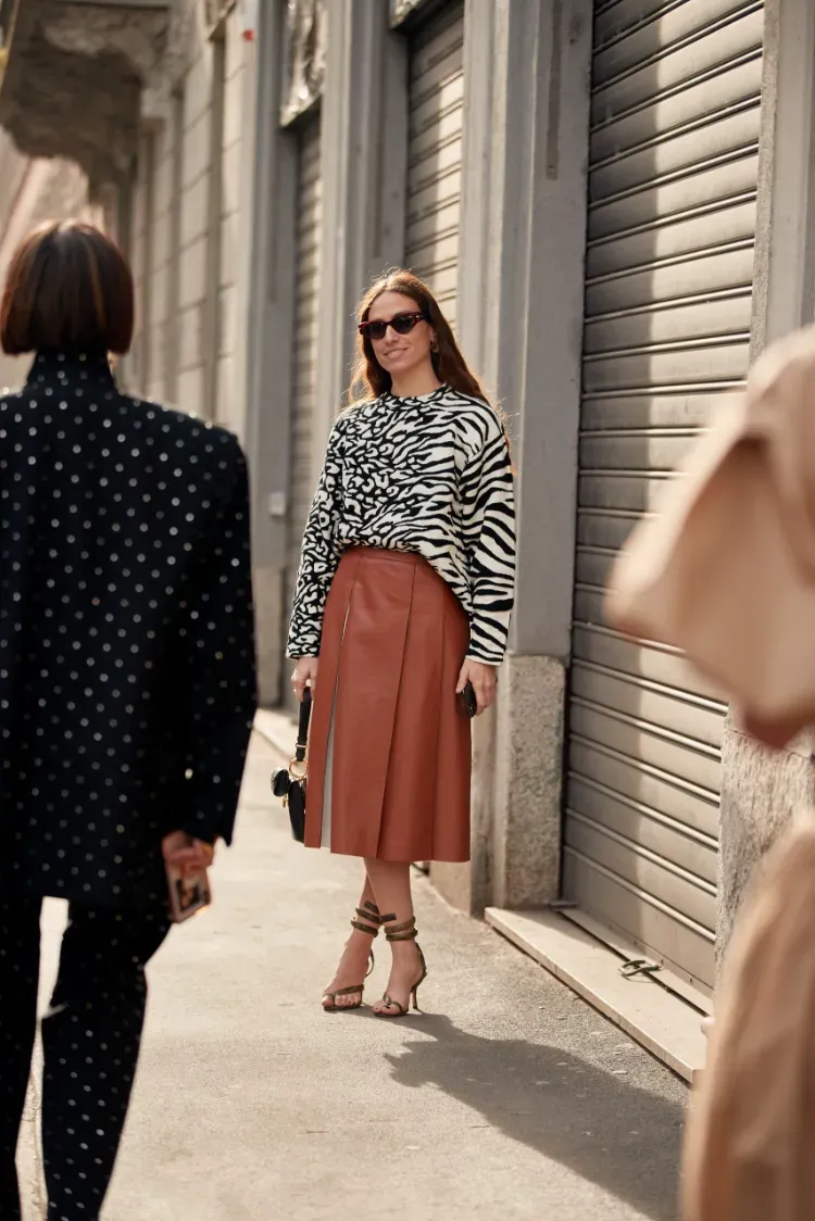 Beige leather skirt combine fashion trends autumn 2021