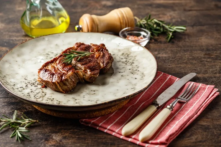 Leucin in Lebensmitteln Steak aus Rindfleisch beim Krafttraining