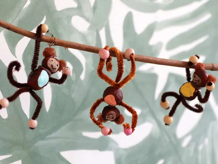 Lustige Affen aus Kastanie, Perlen und Pfeifenreiniger