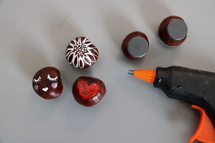 Magnete basteln mit Kastanien