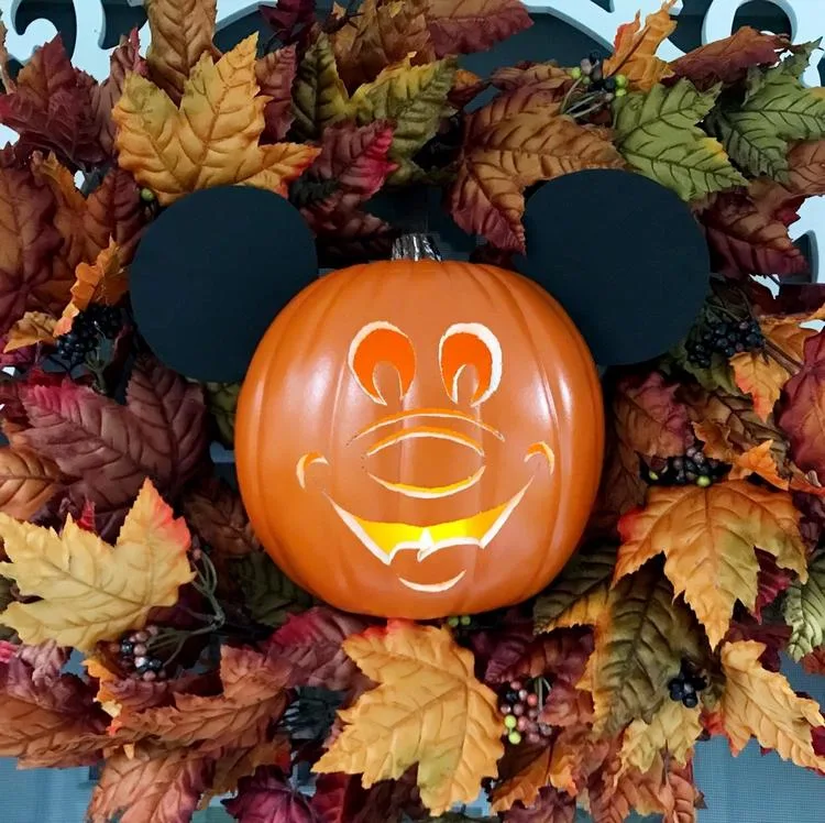 Micky Maus Halloween Kranz mit geschnitzten Kürbis selber machen