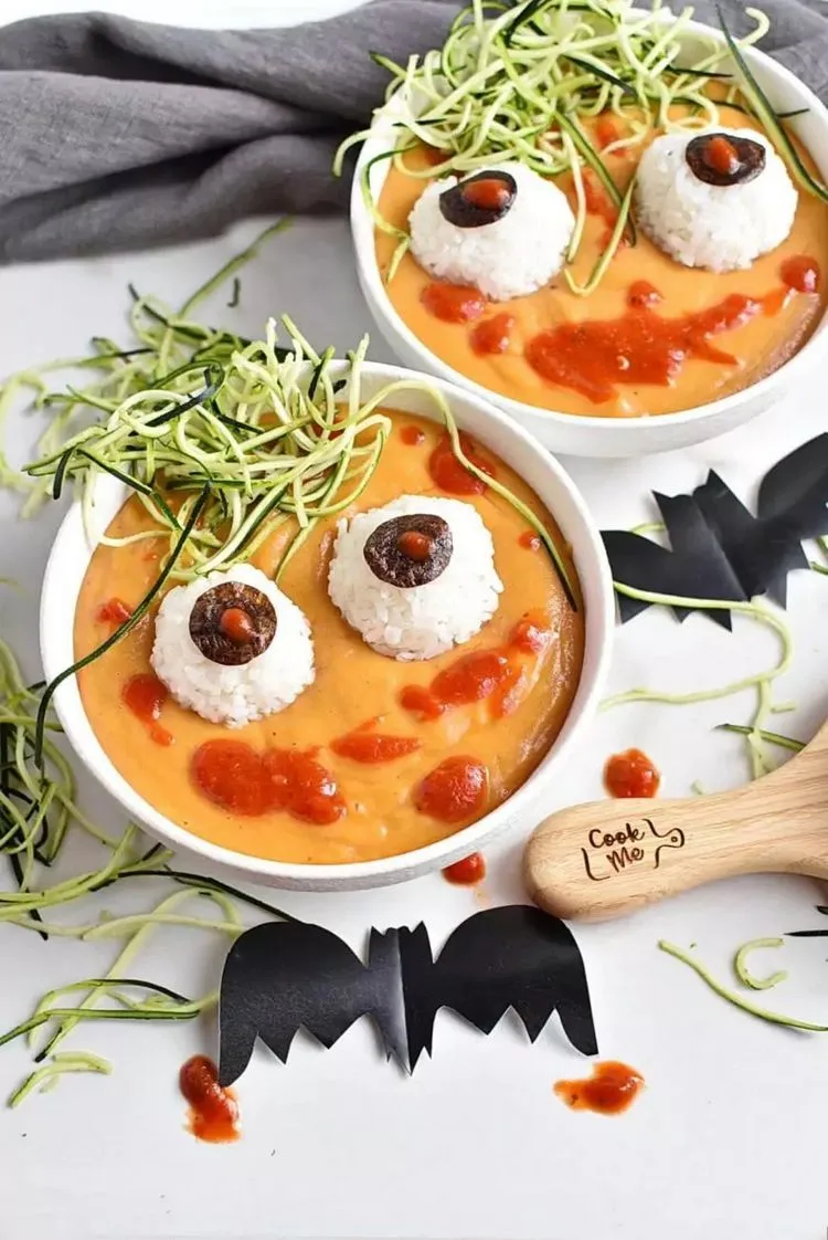Monster Suppe zu Halloween mit Augen aus Reis und Zucchini Haare