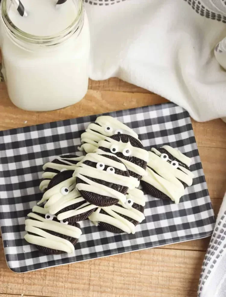 Mumie Oreo Kekse verzieren Halloween Süßigkeiten ohne Backen