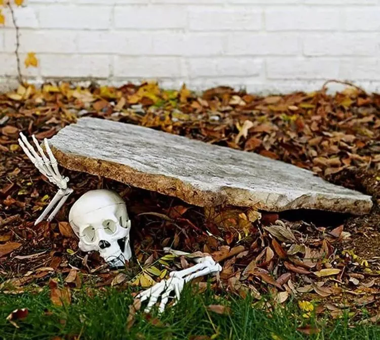 Originelle Halloween Deko Idee für draußen mit Skelett