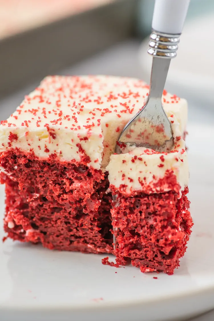 Red Velvet Kuchen vom Blech Poke Cake Rezept