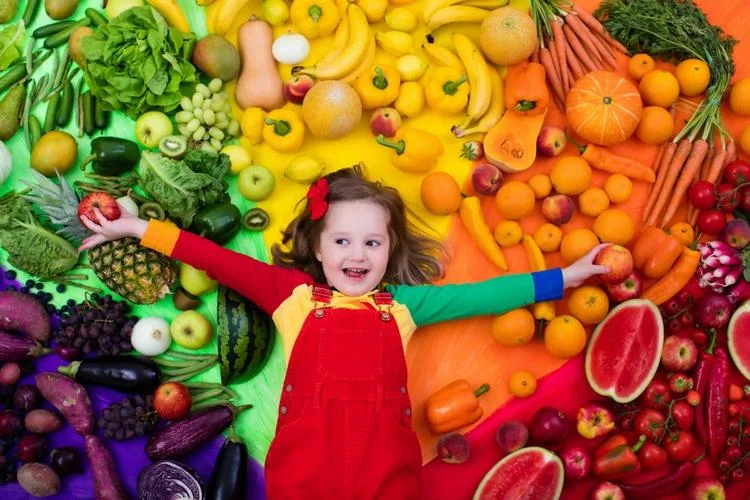 Obst und Gemüse in allen Regenbogen Farben essen wichtig zur Stärkung des Immunsystems von Kindern