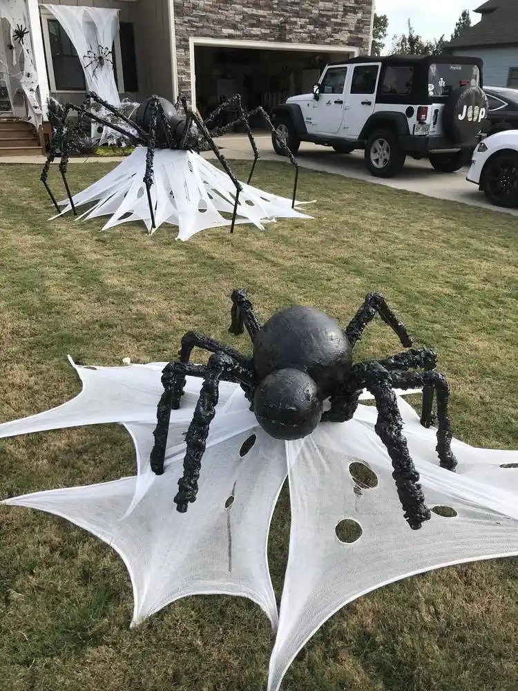 Riesenspinnen und Spinnennetze als Halloween Deko für den Garten