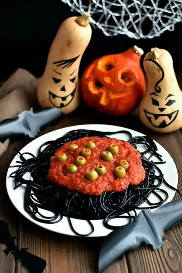 Schwarze Halloween Spaghetti fertig kaufen mit Tintenfischtinte gefärbt