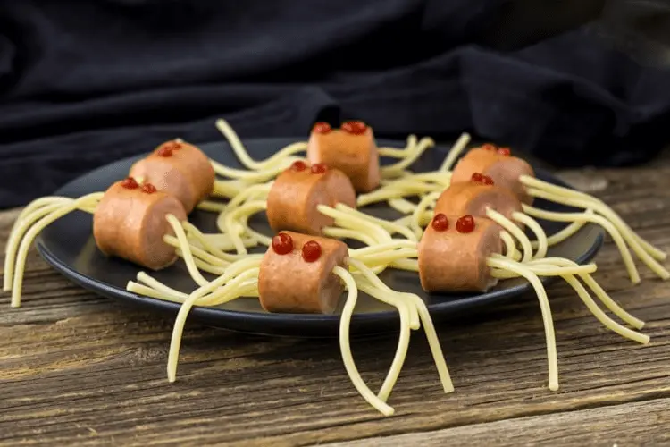 Spaghetti-Wiener-Spinnen mit Kindern zubereiten zum Naschen Zwischendurch