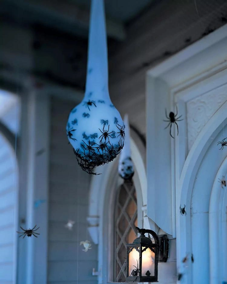 Spinnen Deko zu Halloween im Außenbereich