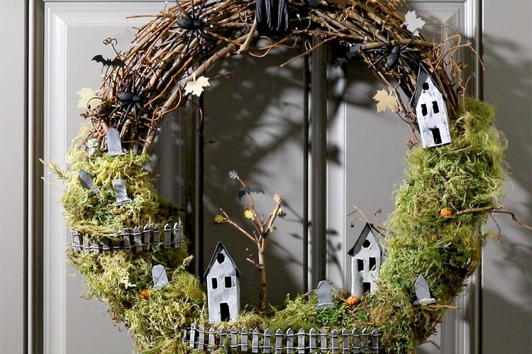 Spukhaus Halloween Kranz basteln mit Miniaturhäusern aus Klopapierrollen