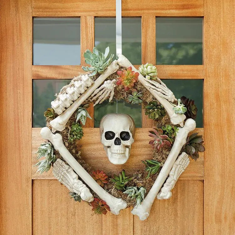 Stylisher Halloween Kranz mit Sukkulenten und Skelett
