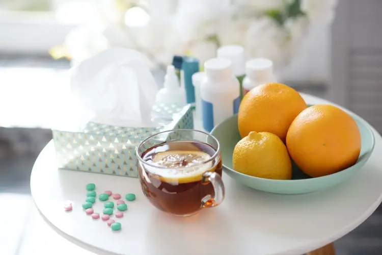 Tee mit Zitrone und Grapefruits bei Erkältung essen