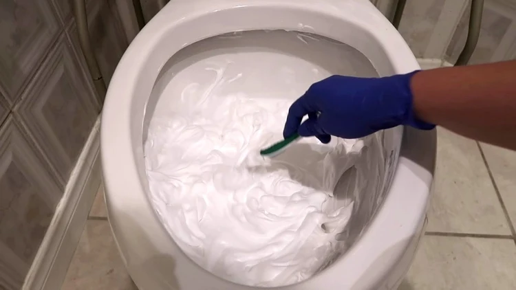 Toilette mit Rasierschaum reinigen