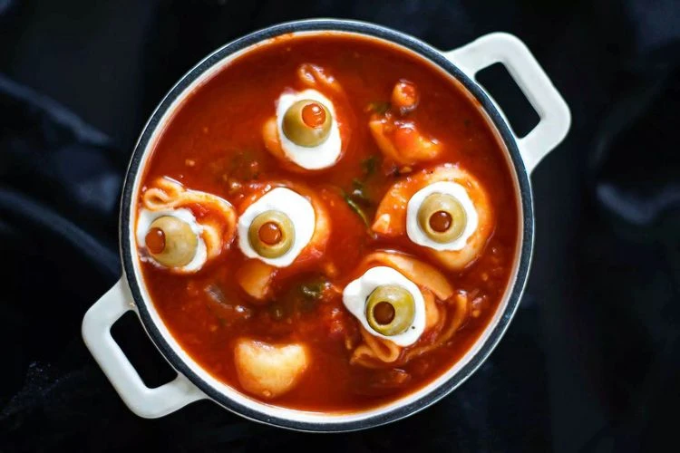 Tomatensuppe mit Tortellini Augen fürs Halloween-Buffet