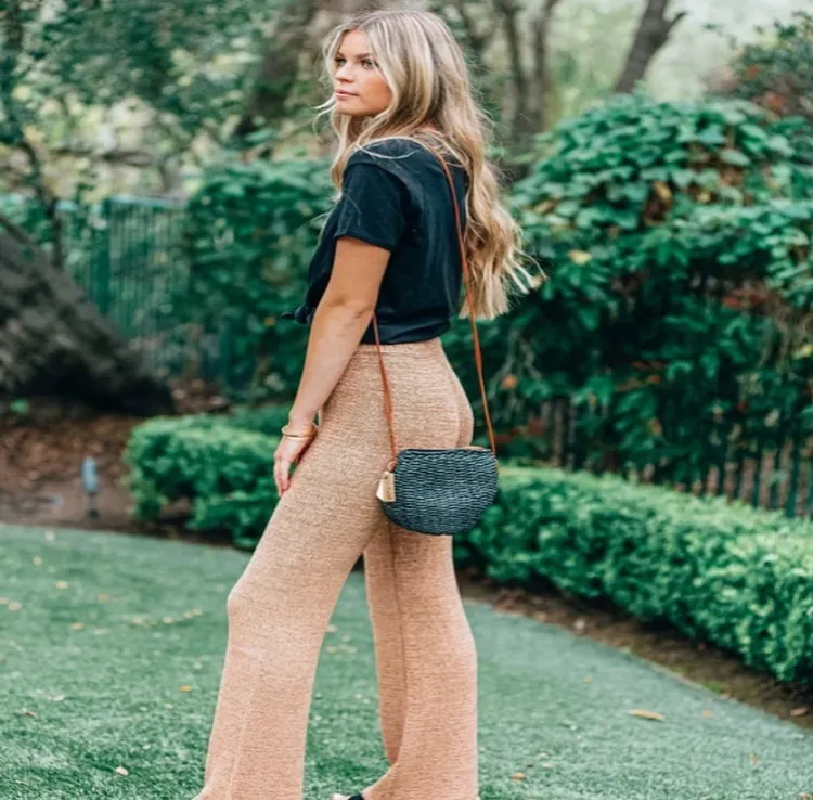 Trendfarben Herbst Winter 2021 Strickhose mit T-Shirt kombinieren