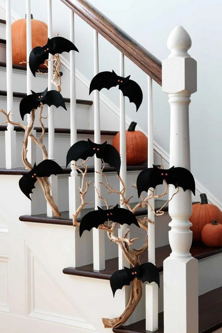 Treppengeländer zu Halloween dekorieren mit Ästen und Fledermäusen