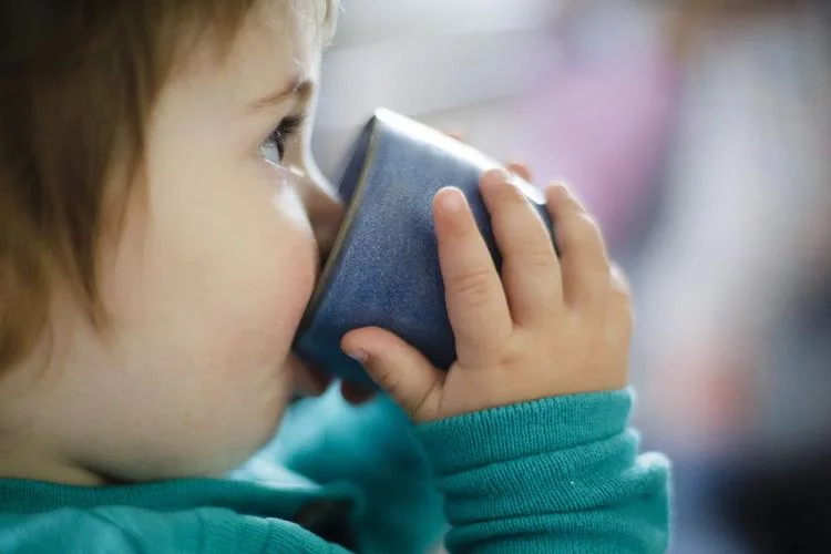 Trinken von Flüssigkeiten wie Wasser und Tee kann Immunsystem bei Kleinkind stärken