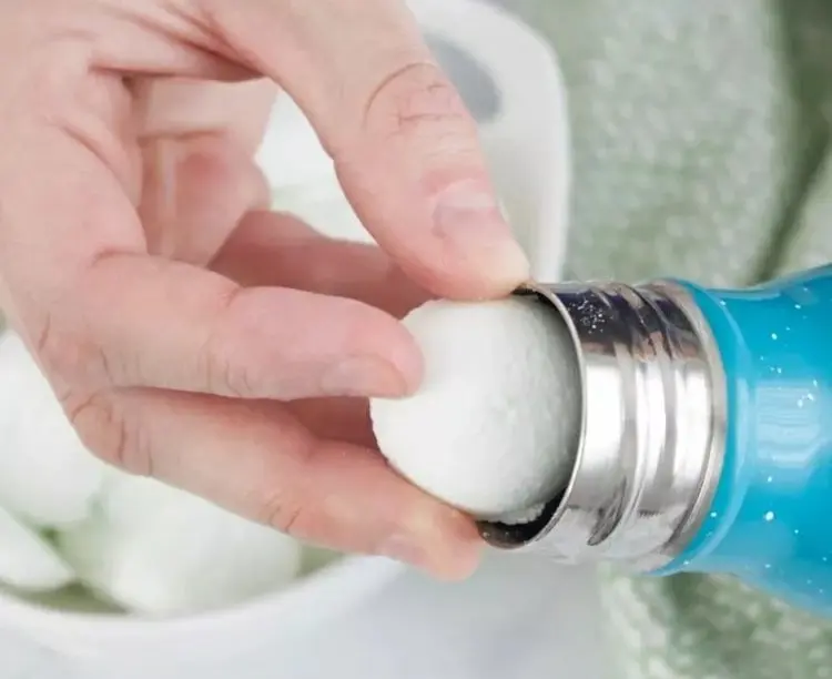 Trinkflaschen und Thermosflaschen aus Aluminium mit Gebissreinigerlösung von Schimmel befreien