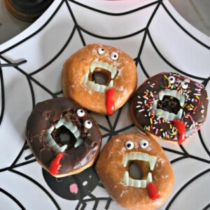 Vampir Donuts als gruseliger Snack für die Halloween Party