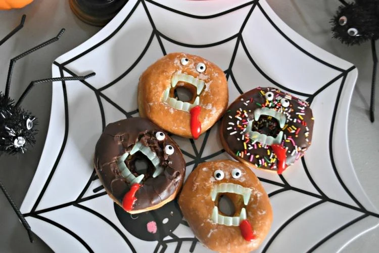 Vampir Donuts als gruseliger Snack für die Halloween Party