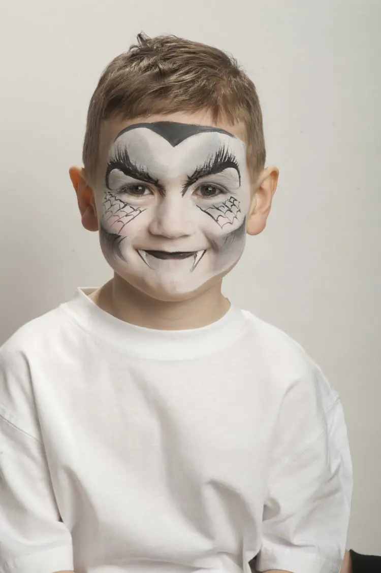 Vampir Make-up für Kinder - Schminkanleitung für Halloween mit Faschingsschminke