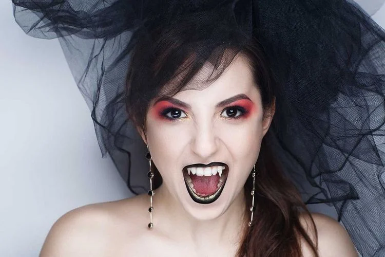 Vampir Zähne selber machen Strohhalm