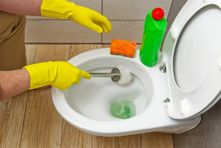 WC Becken reinigen Tipps für Hausmittel mit Cola und Natron