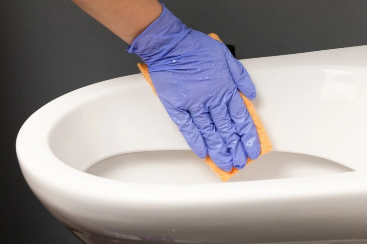 WC putzen Hausmittel für mehr Sauberkeit unter Rand
