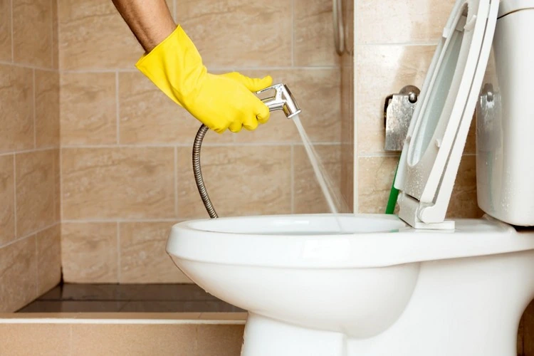 WC wieder weiß bekommen Vergilbungen entfernen Tipps