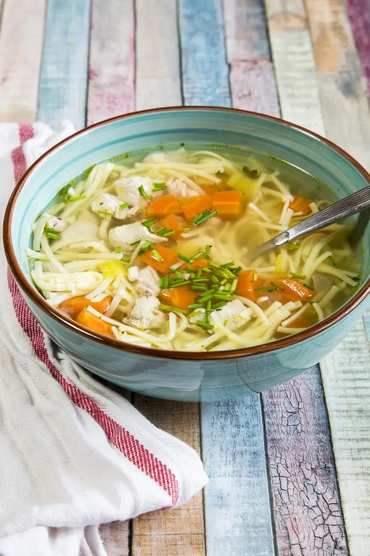 Was essen bei Halsschmerzen warme weiche Kost wie Suppe