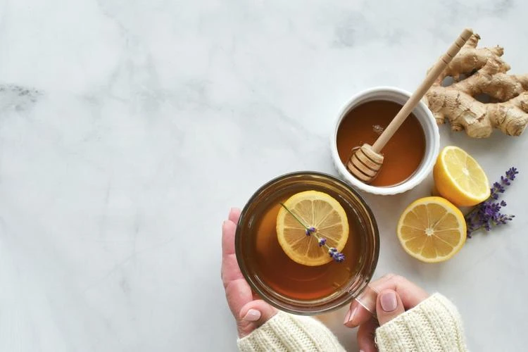 Was hilft schnell gegen Halsschmerzen warmer Tee