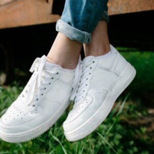 Weiße Schuhe reinigen - Hausmittel, Tricks und Tipps für Sneaker, Leder- und Stoffschuhe