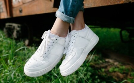 Weiße Schuhe reinigen - Hausmittel, Tricks und Tipps für Sneaker, Leder- und Stoffschuhe