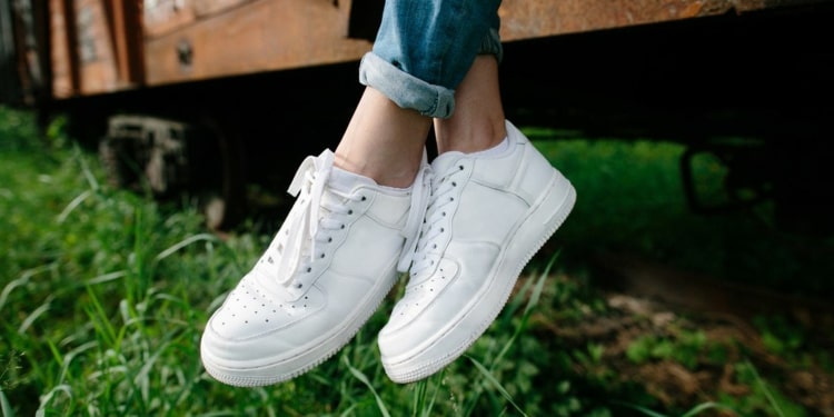 Weiße Schuhe reinigen - Hausmittel, Tricks und Tipps für Sneaker, Leder- und Stoffschuhe