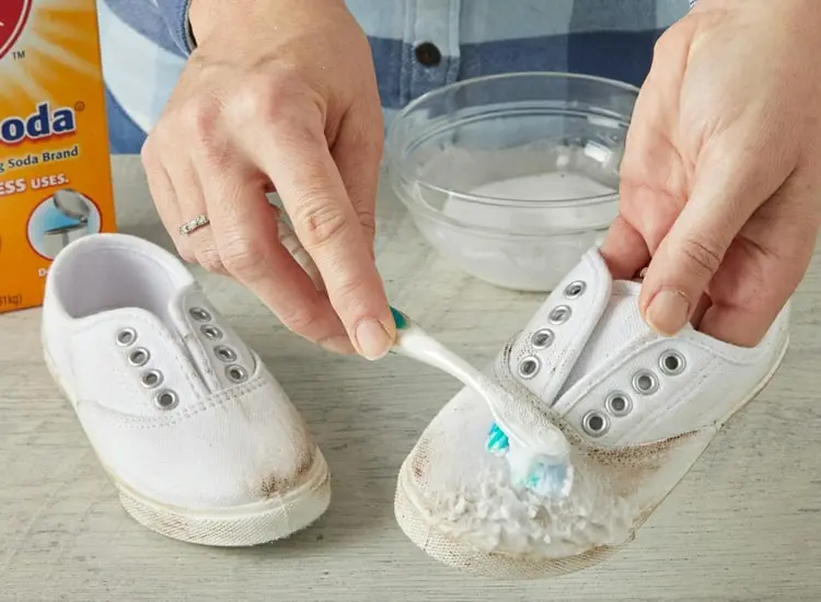 Weiße Schuhe reinigen - Stoffschuhe säubern mit Backpulver