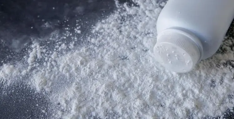 Weiße Schuhe reinigen mit Babypuder und Wasser
