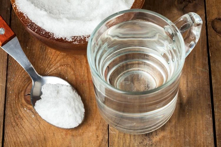 Wie Salzwasser Lösung zum Gurgeln selber machen