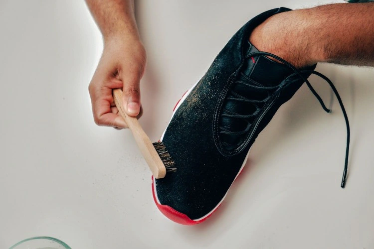 Wildleder Sneaker reinigen mit Zwiebelsaft abbürsten
