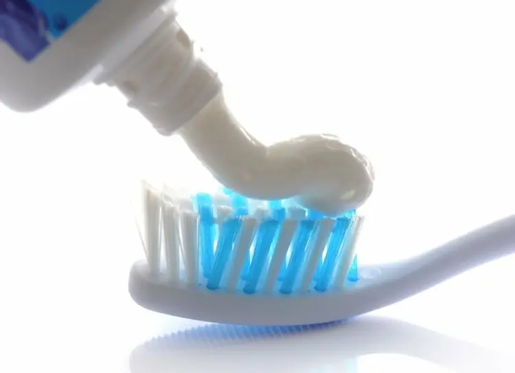Zahnpasta als Reinigungsmittel für Fliesenfugen aus Zement oder Silikon