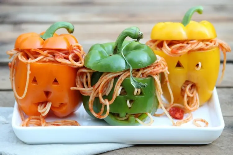 Zu Halloween Spaghetti für gefüllte Paprika verwenden