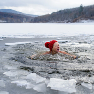 aktive ältere frau kann durch eisbaden gesund durch winterschwimmen bleiben