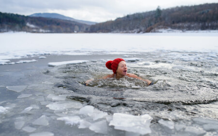 aktive ältere frau kann durch eisbaden gesund durch winterschwimmen bleiben