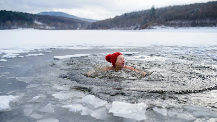 aktive ältere frau kann durch eisbaden gesund im winter bleiben