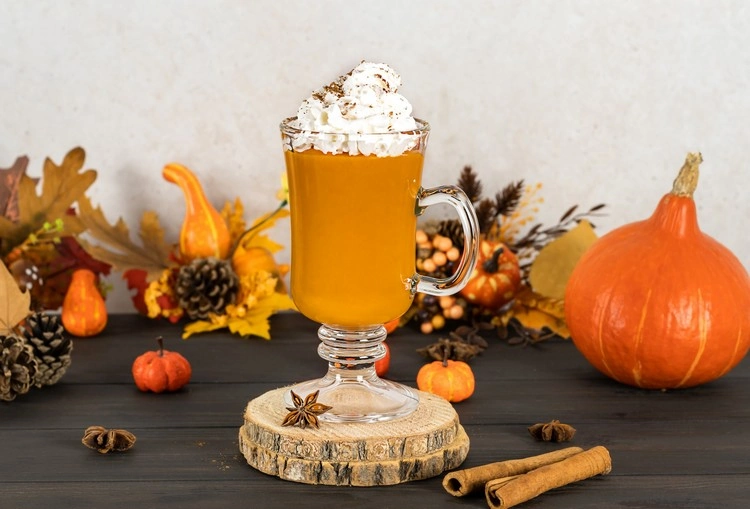alkoholfreies Herbst-Getränk mit Kürbis