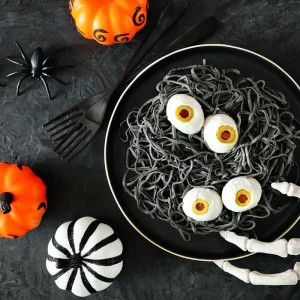 An Halloween Spaghetti auf besondere Weise servieren