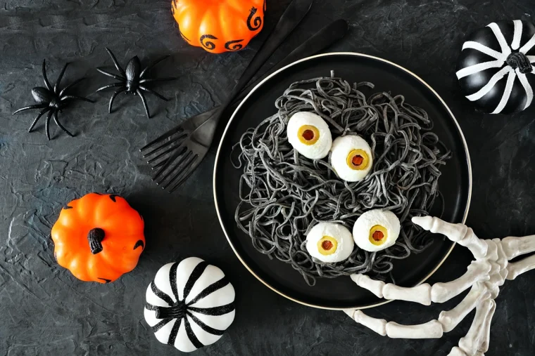 Halloween-Spaghetti-originell-servieren-Das-ist-mit-unseren-gruseligen-Serviervorschl-gen-m-glich-