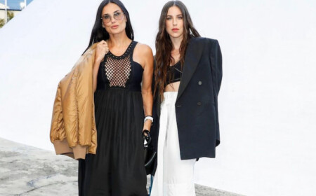 auftritt von schauspielerin demi moore und tochter scout auf paris fashion week