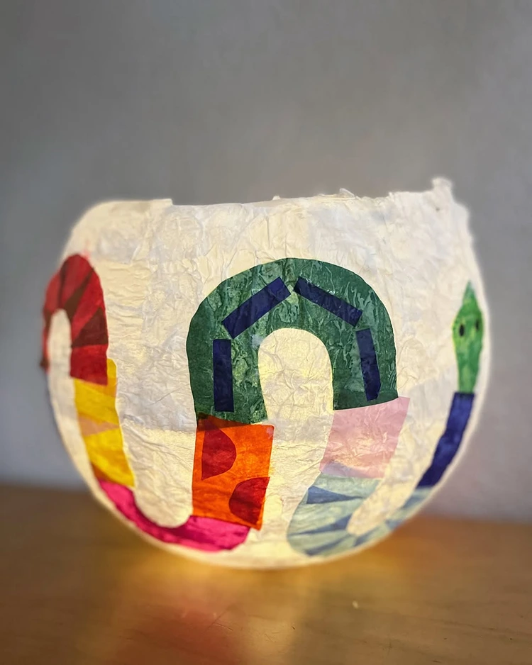 Bastelidee für Kinder für eine selbstgemachte Umzugslaterne aus Papier