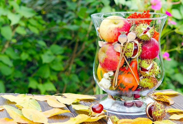 Deko mit Kastanien im Glas für den Garten mit Äpfeln und Kürbissen